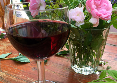 Stilleben – Wein mit Blumen